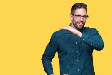 Arka plan ile büyük ve büyük boy işaret, ölçü birimi sembol gösteren el eller üzerinde gözlük takan genç yakışıklı iş adamı izole. Kameraya bakarak gülümsüyordu. Ölçüm kavramı.