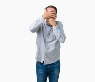 İzole arka plan kaplaması gözler ve ağız el ile üzerinden gözlük takan yakışıklı orta yaş zarif komuta sizde şaşırttı ve şok. Duygu gizleme