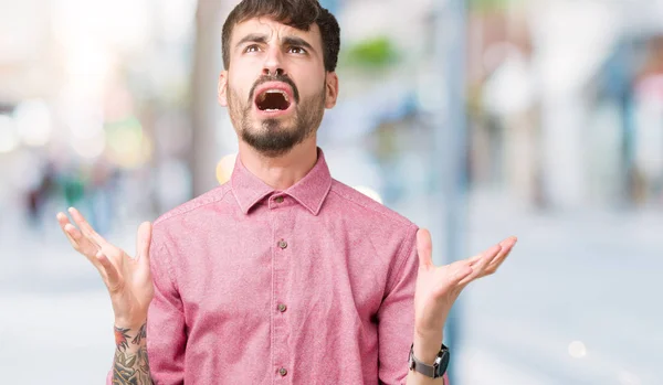 Joven Hombre Guapo Con Camisa Rosa Sobre Fondo Aislado Loco —  Fotos de Stock