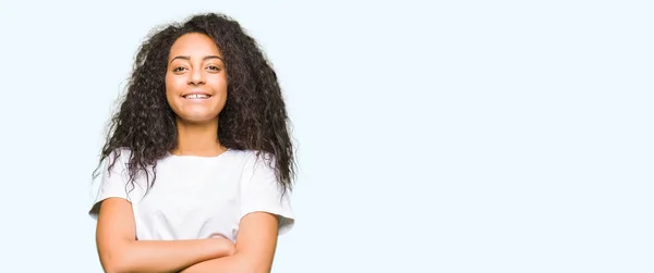 Joven Chica Hermosa Con Pelo Rizado Usando Casual Camiseta Blanca — Foto de Stock