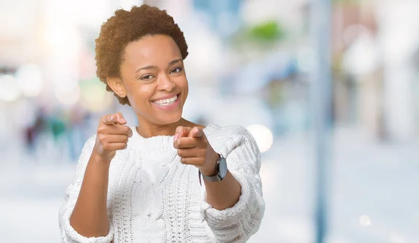 Vackra Unga Afroamerikanska Kvinnan Bär Tröja Över Isolerade Bakgrund Pekande — Stockfoto