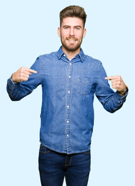 Joven Hombre Guapo Rubio Con Camisa Vaquera Casual Mirando Confiado —  Fotos de Stock