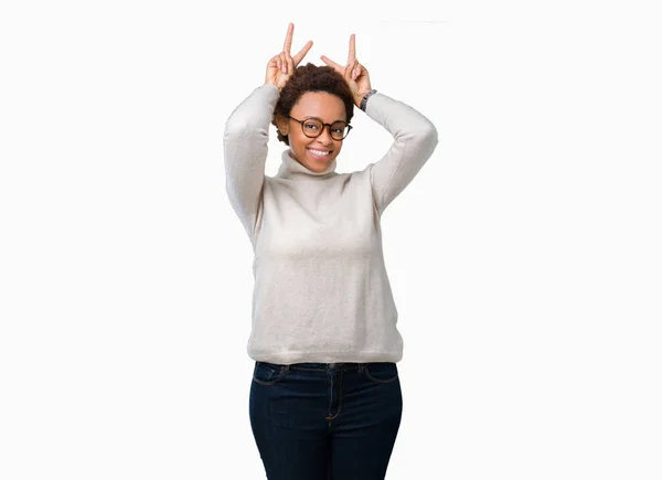 Молодая Красивая Африканская Американка Очках Изолированном Заднем Плане Позирует Смешной — стоковое фото