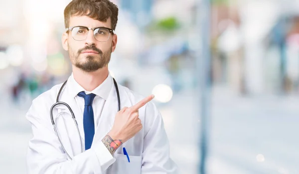 Jonge Dokter Man Dragen Ziekenhuis Vacht Geïsoleerd Background Pointing Met — Stockfoto