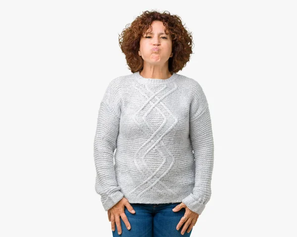 Schöne Seniorin Mittleren Alters Winterpullover Über Isoliertem Hintergrund Die Wangen — Stockfoto