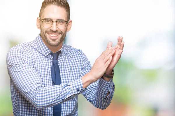Genç Adamı Gözlük Izole Üzerinde Arka Plan Clapping Mutlu Neşeli — Stok fotoğraf