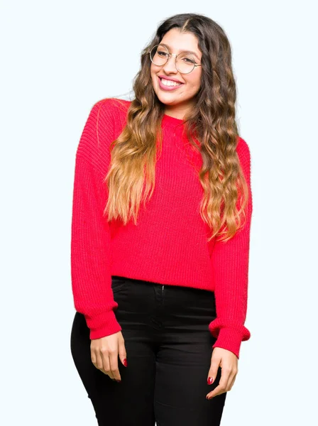 Młoda Piękna Kobieta Okularach Czerwony Patrząc Strony Uśmiechem Twarzy Naturalne — Zdjęcie stockowe