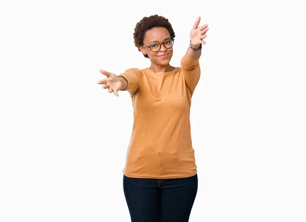 Молодая Красивая Африканская Американка Очках Изолированном Фоне Смотрит Камеру Улыбаясь — стоковое фото