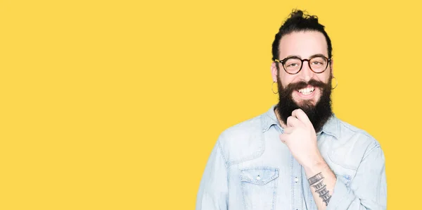 Jonge Hipster Man Met Lange Haren Baard Dragen Van Een — Stockfoto