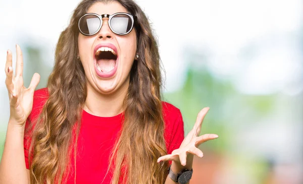 Giovane Bella Donna Indossa Shirt Rossa Occhiali Sole Pazzo Pazzo — Foto Stock