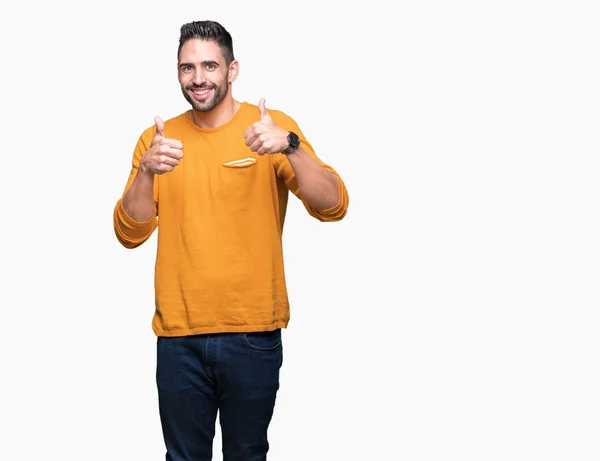 Joven Hombre Guapo Sobre Fondo Aislado Signo Éxito Haciendo Gesto — Foto de Stock