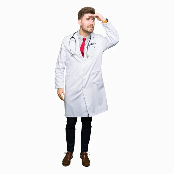 Νεαρός Γιατρός Όμορφος Άνθρωπος Φορώντας Ιατρική Παλτό Πολύ Χαρούμενος Και — Φωτογραφία Αρχείου