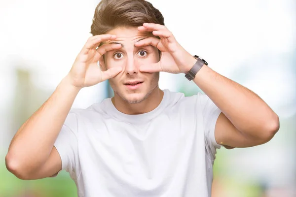 Jonge Knappe Man Dragen Witte Shirt Geïsoleerde Achtergrond Probeert Openen — Stockfoto