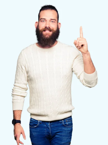 Jonge Hipster Man Met Winter Trui Tonen Omhoog Met Vinger — Stockfoto