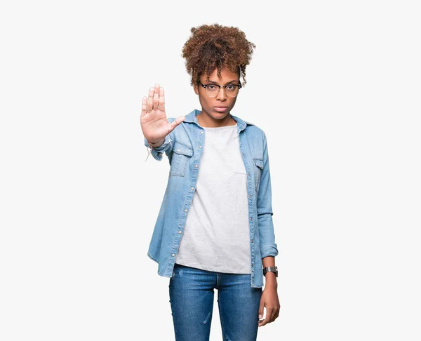Mooie Jonge African American Vrouw Dragen Bril Geïsoleerde Achtergrond Stop — Stockfoto