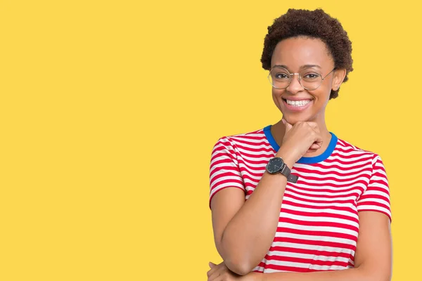 Linda Jovem Afro Americana Vestindo Óculos Sobre Fundo Isolado Olhando — Fotografia de Stock