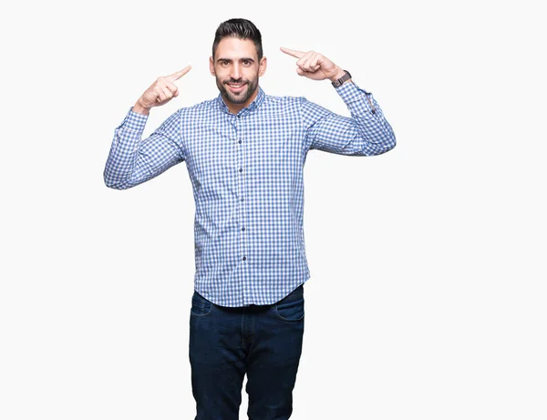 Joven Hombre Guapo Sobre Fondo Aislado Sonriendo Apuntando Cabeza Con —  Fotos de Stock