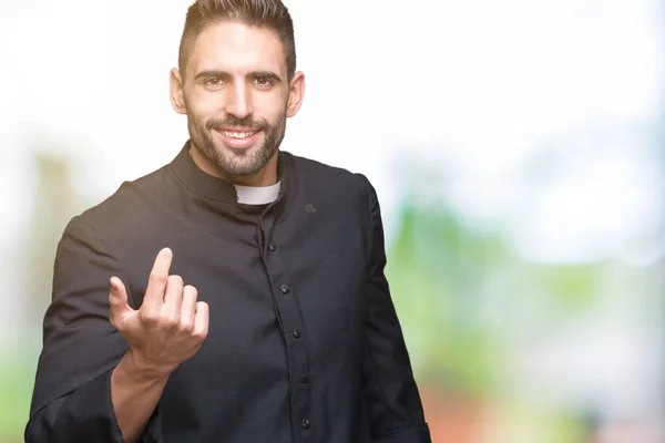 Joven Sacerdote Cristiano Sobre Fondo Aislado Beckoning Ven Aquí Gesto —  Fotos de Stock