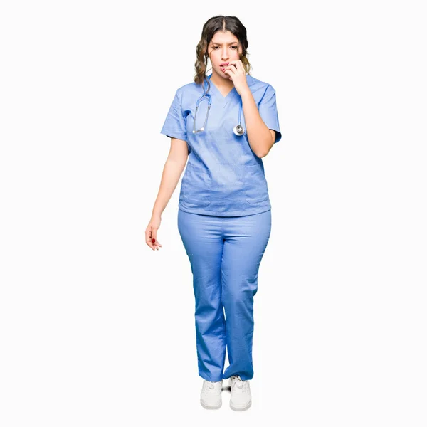Młody Dorosły Lekarz Kobieta Noszenie Medyczny Jednolity Patrząc Zestresowany Nerwowy — Zdjęcie stockowe
