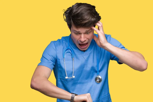 Giovane Medico Uniforme Medica Sfondo Isolato Guardando Tempo Orologio Preoccupato — Foto Stock