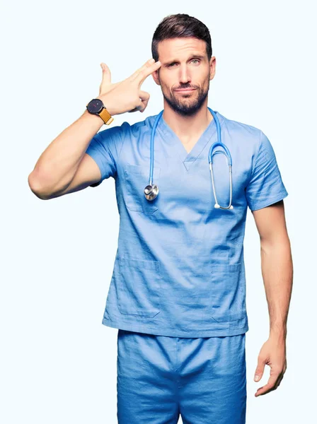 Όμορφος Γιατρός Άνθρωπος Φορώντας Ιατρική Στολή Πάνω Από Απομονωμένες Φόντο — Φωτογραφία Αρχείου