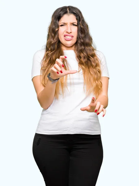 Junge Schöne Frau Trägt Legeres Weißes Shirt Angewiderten Ausdruck Unzufrieden — Stockfoto