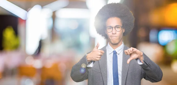 Młodych Afryki Amerykański Biznesmen Afro Włosów Okularach Robi Kciuk Górę — Zdjęcie stockowe