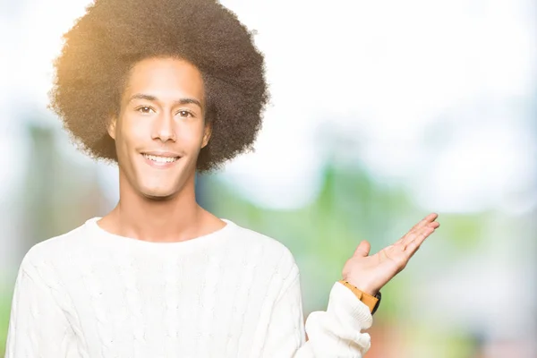 Mladý Američan Afričana Muž Afro Vlasy Nosit Zimní Svetr Úsměvem — Stock fotografie