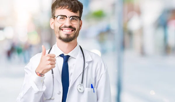 Mladý Doktor Muž Nemocnici Kabát Přes Izolované Pozadí Dělá Šťastné — Stock fotografie