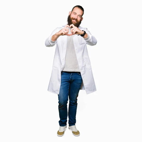 Mladý Plavovlasý Vědec Který Nosí Bílý Kabát Láskou Usmívá Rukou — Stock fotografie