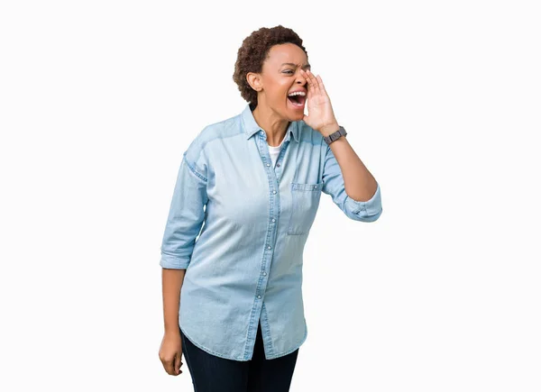 Joven Mujer Afroamericana Hermosa Sobre Fondo Aislado Gritando Gritando Alto — Foto de Stock