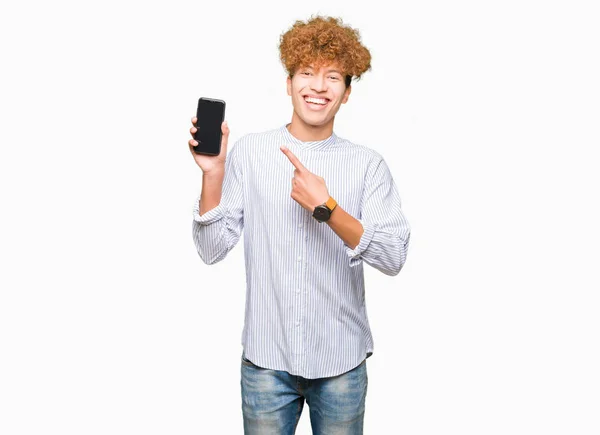 Giovane Bell Uomo Che Mostra Schermo Dello Smartphone Molto Felice — Foto Stock