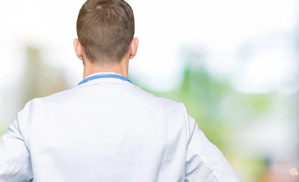 Knappe Dokter Man Medische Uniform Dragen Geïsoleerde Achtergrond Staande Achteruit — Stockfoto