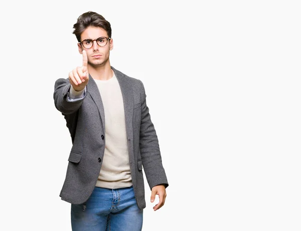 若いビジネス人が分離で眼鏡をかけて背景を指と怒りの表現のポインティング — ストック写真