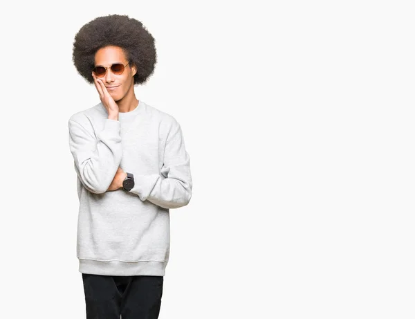 Unga Afroamerikanska Man Med Afro Hår Bär Solglasögon Tänkande Ser — Stockfoto