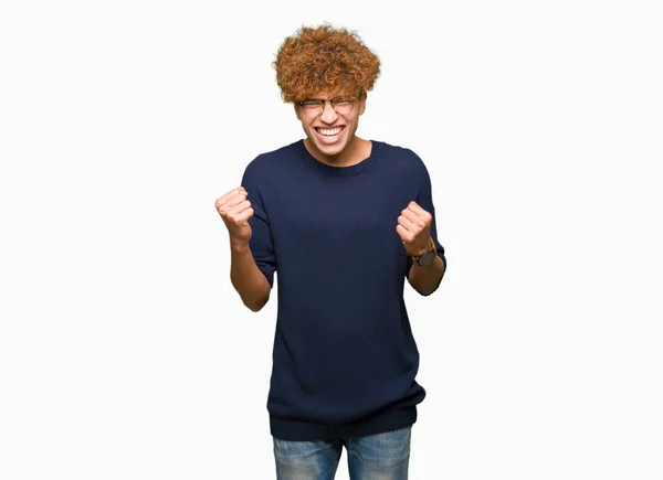 Junger Gutaussehender Mann Mit Afro Brille Sehr Glücklich Und Aufgeregt — Stockfoto