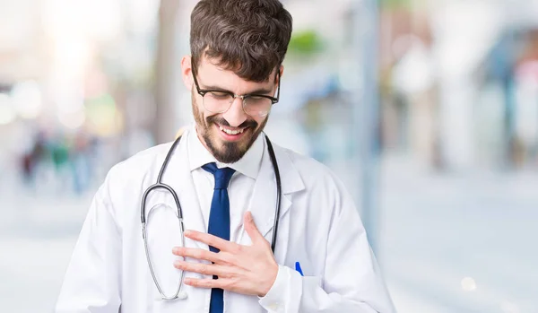 Jeune Homme Médecin Vêtu Manteau Hôpital Sur Fond Isolé Sourire — Photo