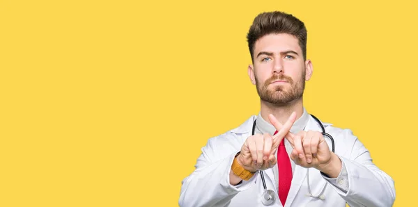 Jovem Bonito Médico Homem Vestindo Casaco Médico Expressão Rejeição Cruzando — Fotografia de Stock