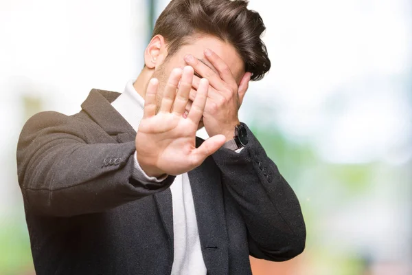 Junger Eleganter Mann Wintermantel Über Isoliertem Hintergrund Der Die Augen — Stockfoto