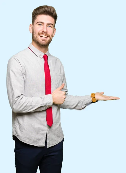 Junger Gutaussehender Geschäftsmann Zeigt Handfläche Und Macht Geste Mit Erhobenem — Stockfoto