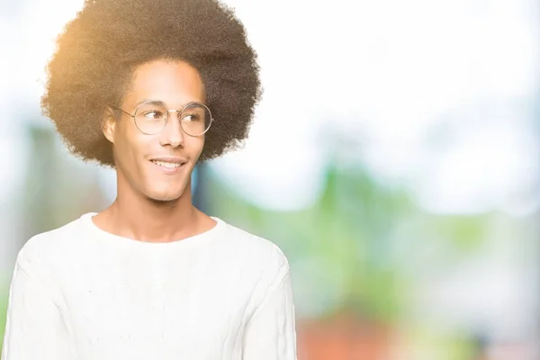 Молодой Африканский Американец Афроволосами Очках Улыбкой Лице Естественным Выражением Лица — стоковое фото