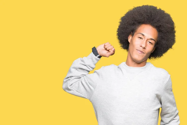 Junger Afrikanisch Amerikanischer Mann Mit Afro Haaren Sportlichem Sweatshirt Das — Stockfoto