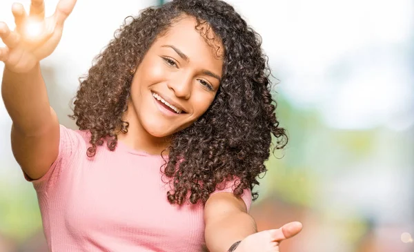 Ung Vacker Kvinna Med Lockigt Hår Klädd Rosa Shirt Titta — Stockfoto