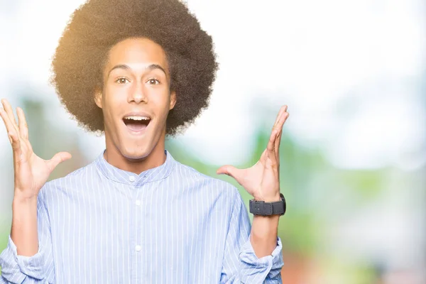 Молодий Афроамериканець Людиною Афро Волосся Святкують Божевільні Вражені Успіху Піднятими — стокове фото