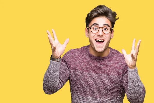 Jovem Homem Bonito Vestindo Óculos Sobre Fundo Isolado Celebrando Louco — Fotografia de Stock