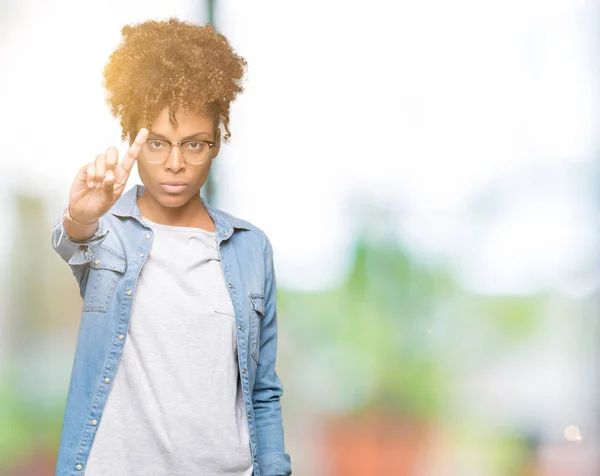 Linda Jovem Afro Americana Vestindo Óculos Sobre Fundo Isolado Apontando — Fotografia de Stock