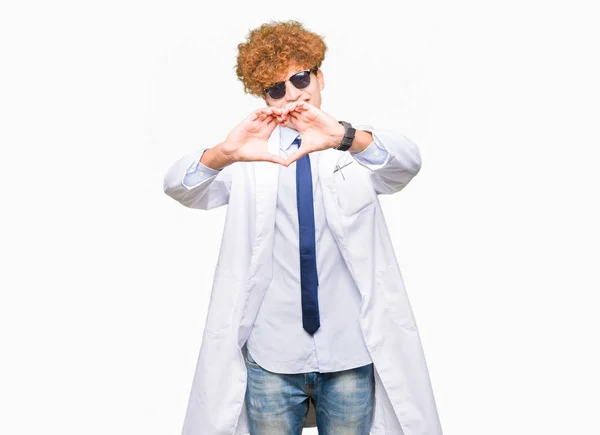 Mladý Pohledný Vědec Který Nosí Profesionální Kabát Sluneční Brýle Lásce — Stock fotografie