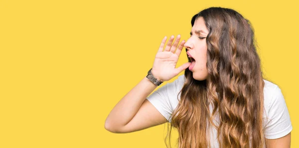 Junge Schöne Frau Legerem Weißen Shirt Schreit Und Schreit Laut — Stockfoto