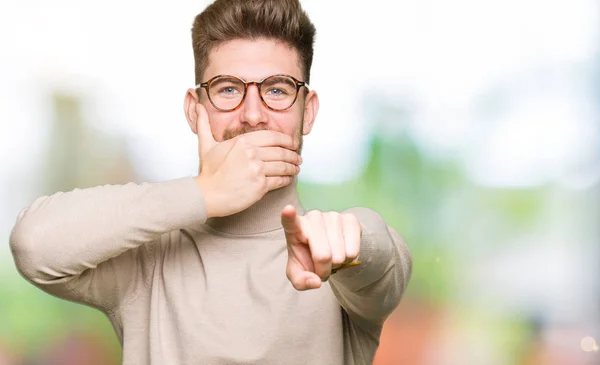 Junger Gutaussehender Geschäftsmann Mit Brille Der Über Dich Lacht Mit — Stockfoto