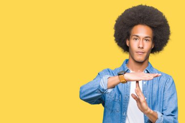 Afrikalı-Amerikalı genç afro saçlı yapıyor zaman aşımı jest elle, sinirli ve ciddi bir yüz
